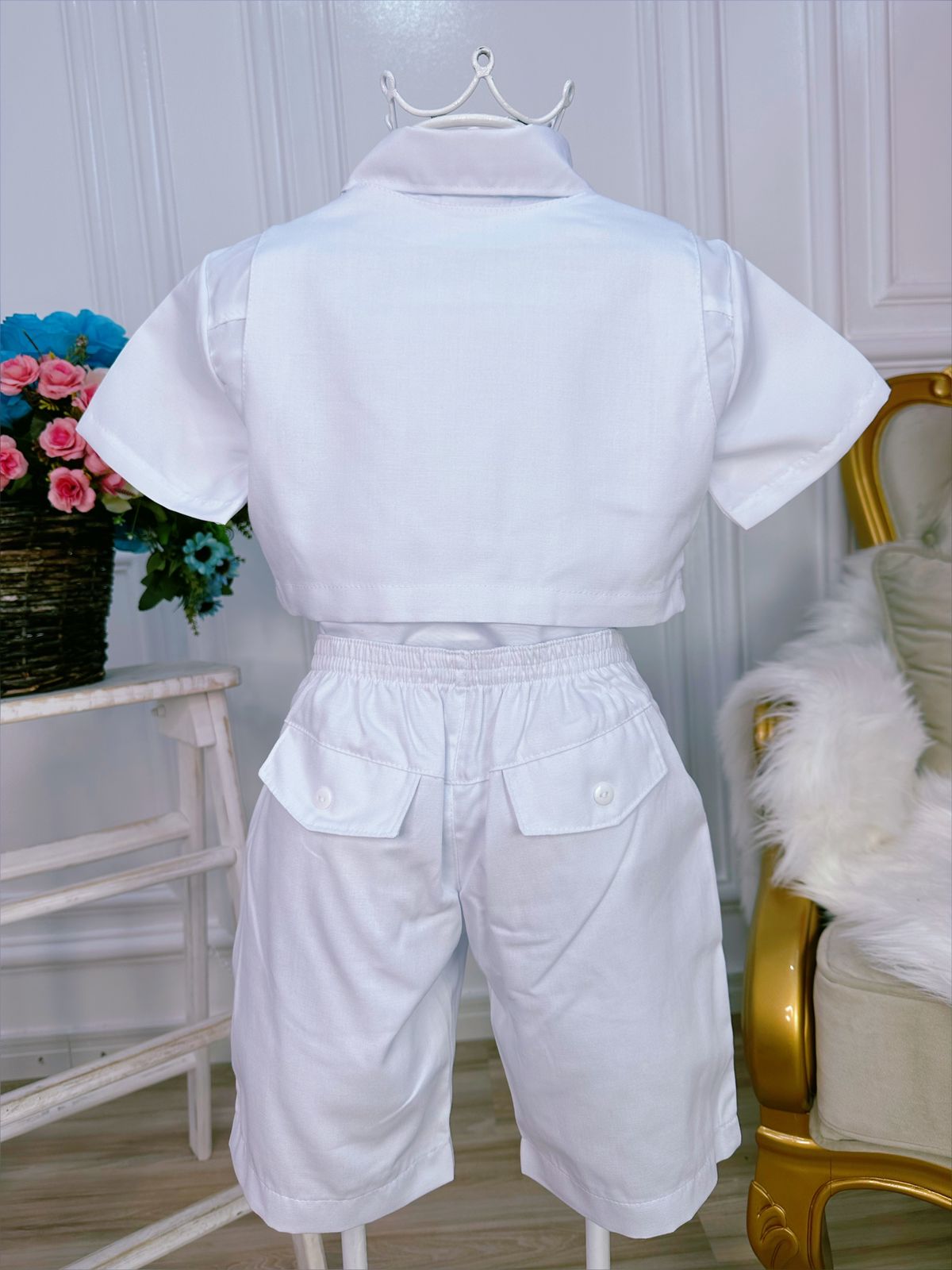 Conjunto Social Branco com Short, Camisa, Colete, Gravata e Suspensório