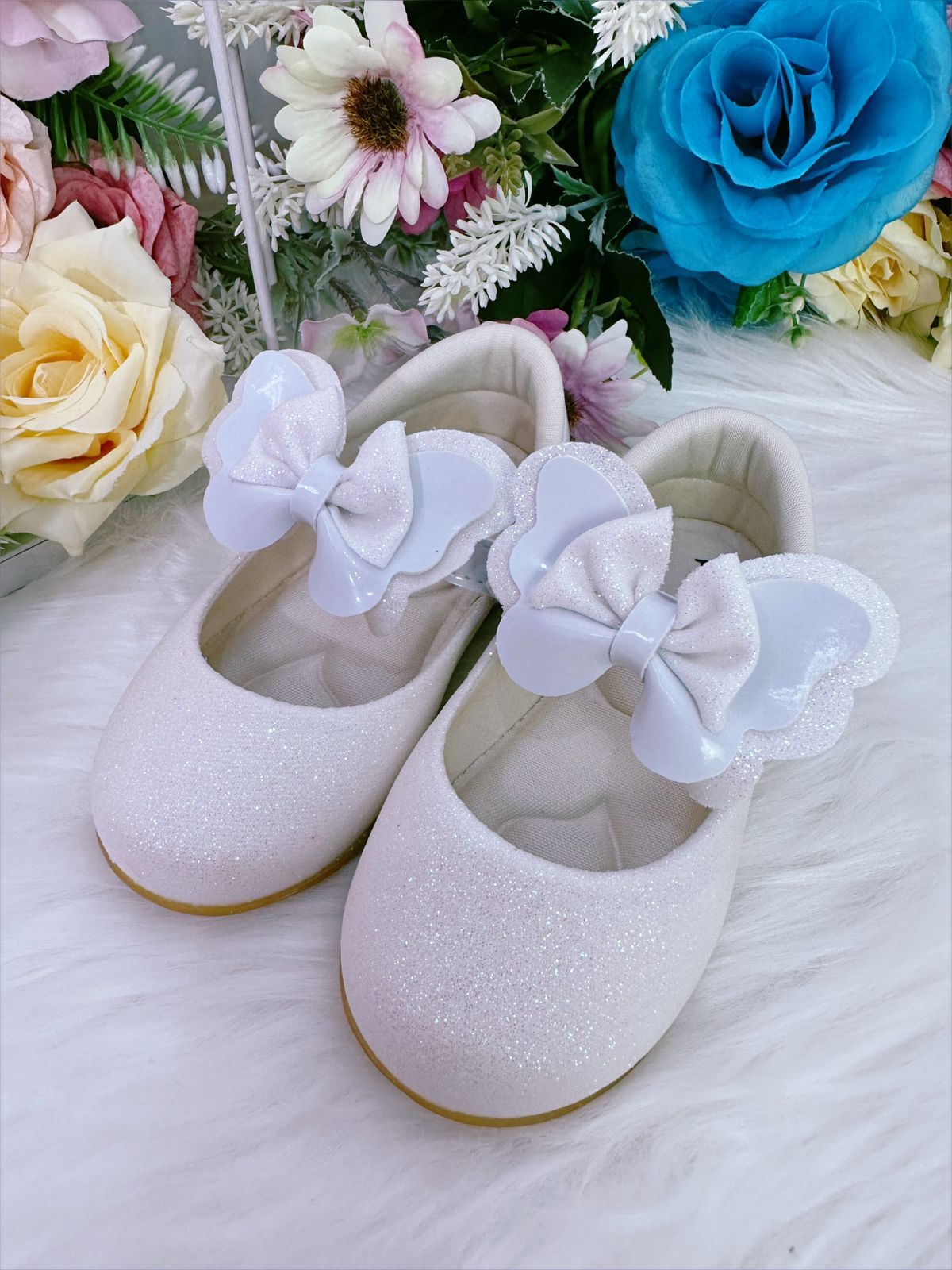 Sapatinho Bebê Branco Com Glitter e Lacinho para Festas