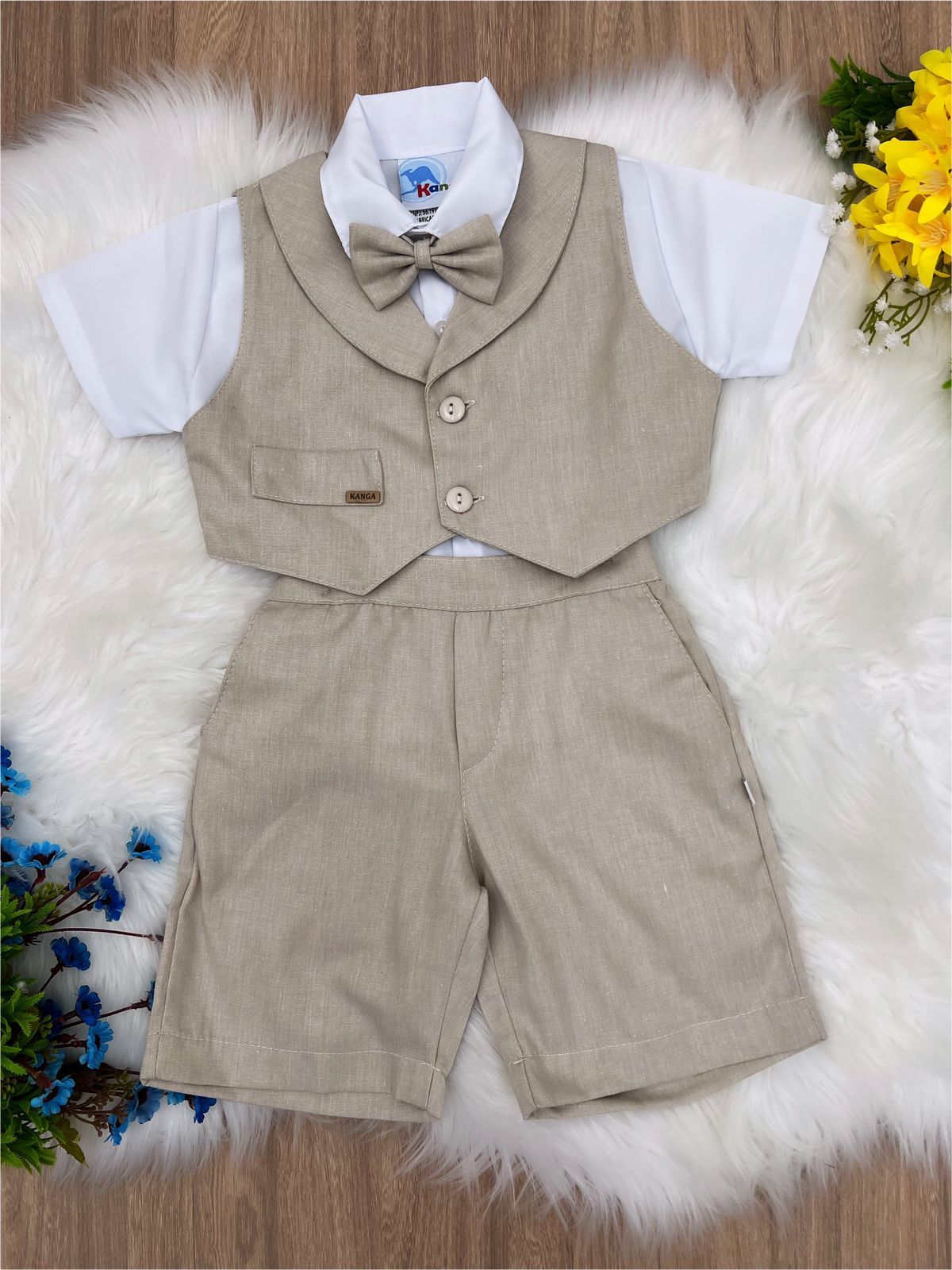 Conjunto Social Bege com Short, Camisa, Colete, Gravata e Suspensório