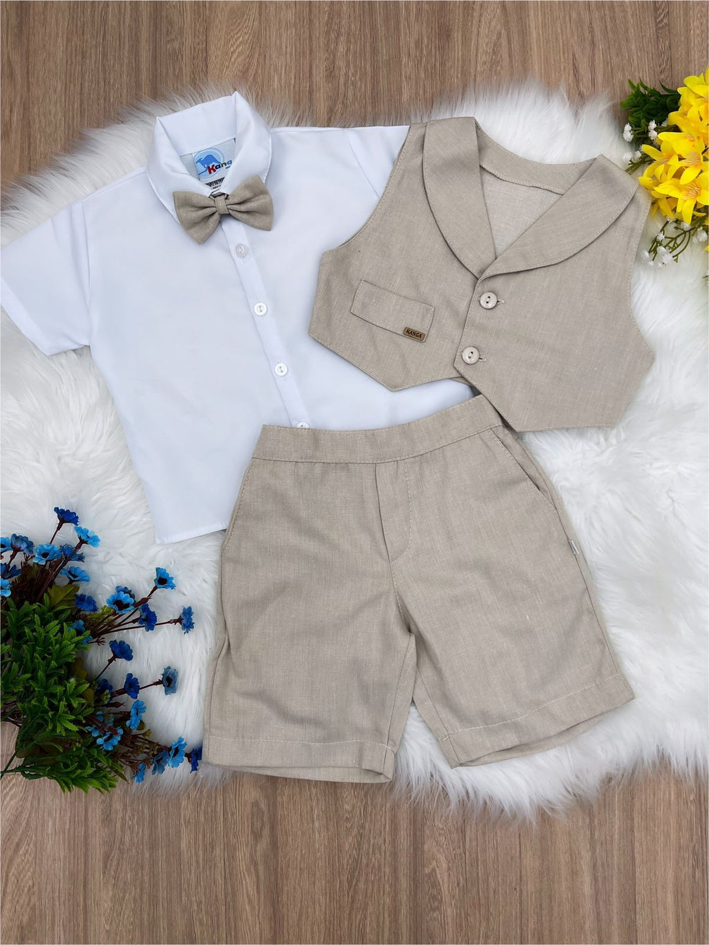 Conjunto Social Bege com Short, Camisa, Colete, Gravata e Suspensório