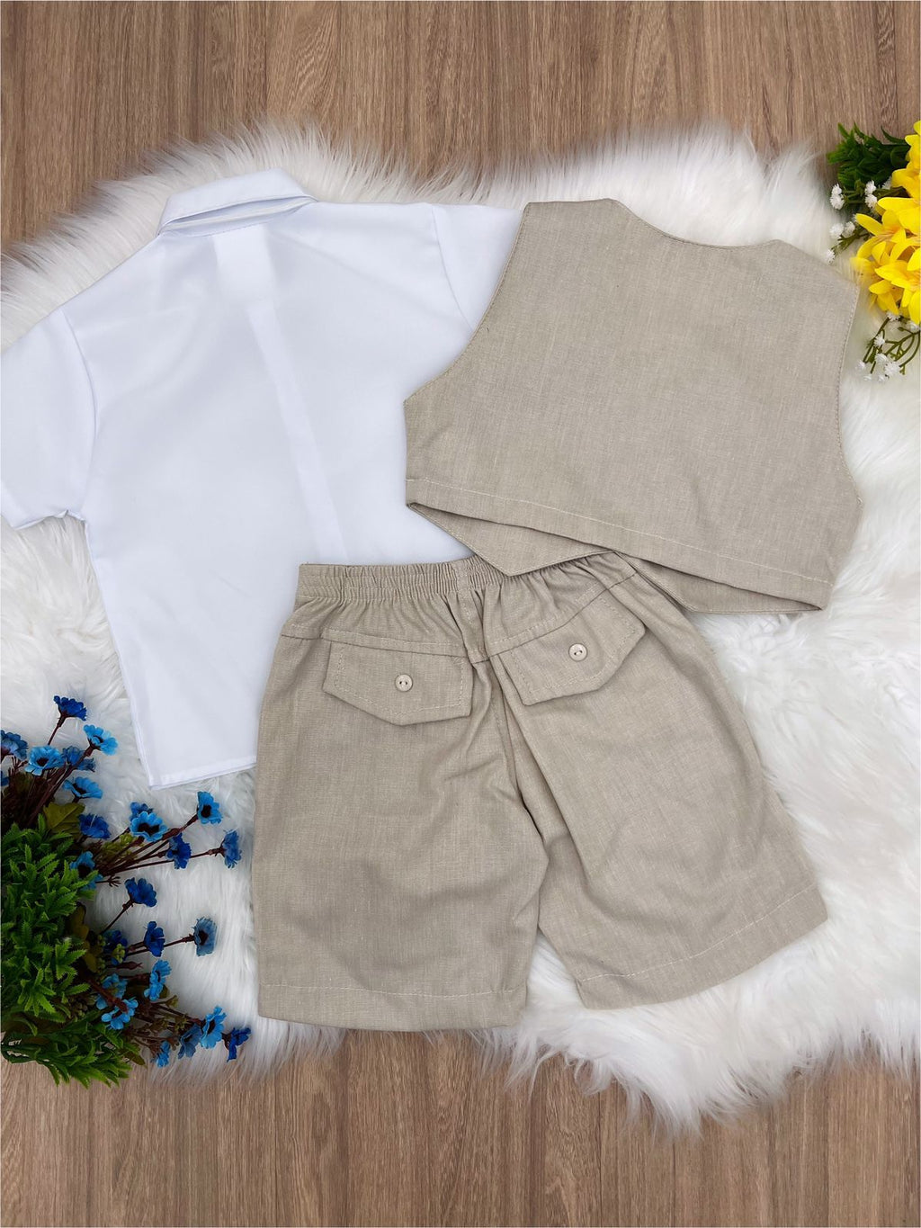 Conjunto Social Bege com Short, Camisa, Colete, Gravata e Suspensório