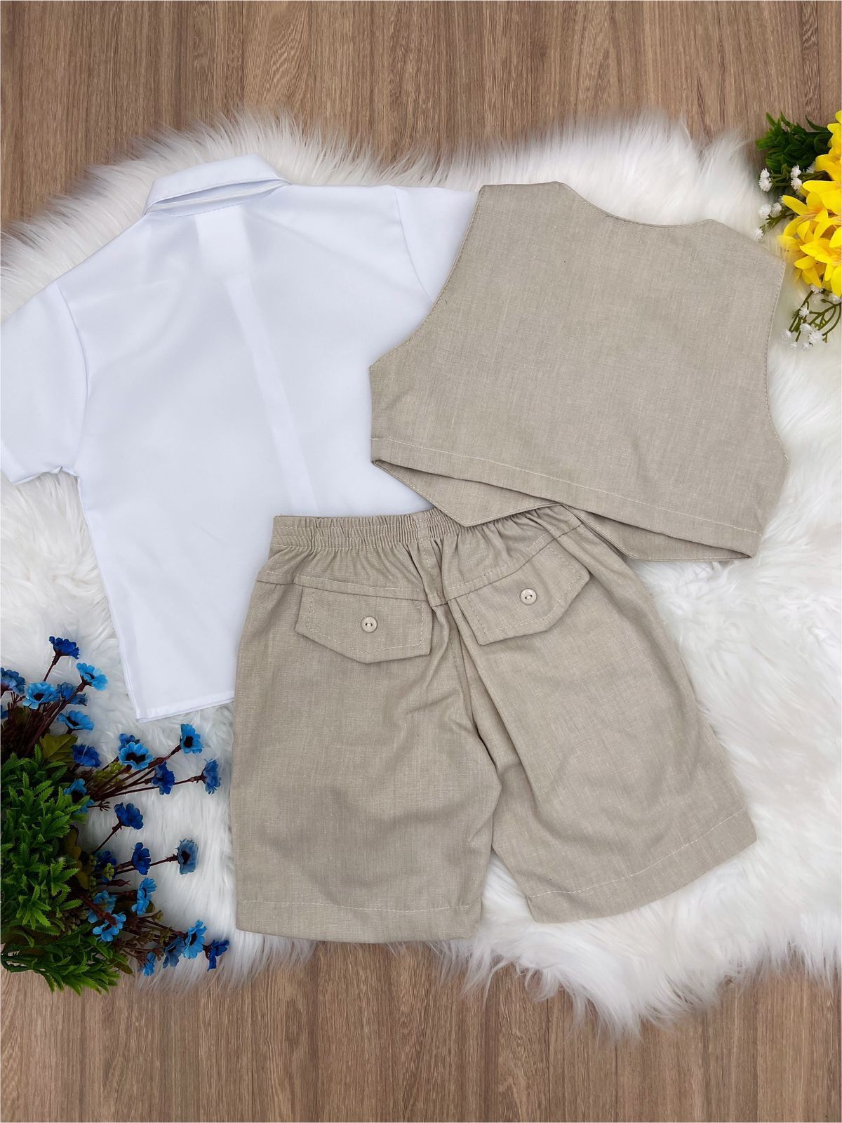 Conjunto Social Bege com Short, Camisa, Colete, Gravata e Suspensório
