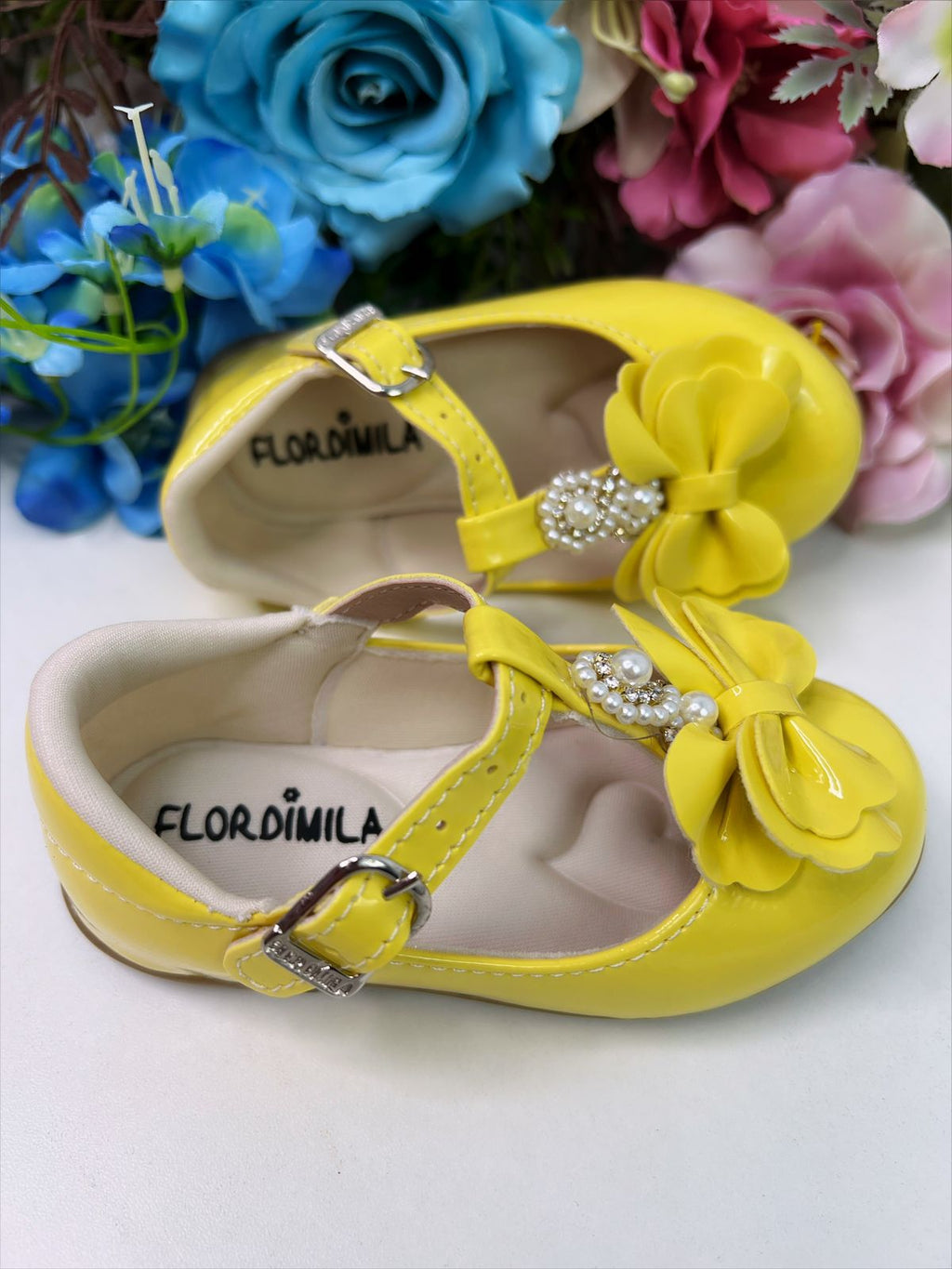 Sapatinho Infantil Amarelo Verniz Com Laço, Pérolas e Strass