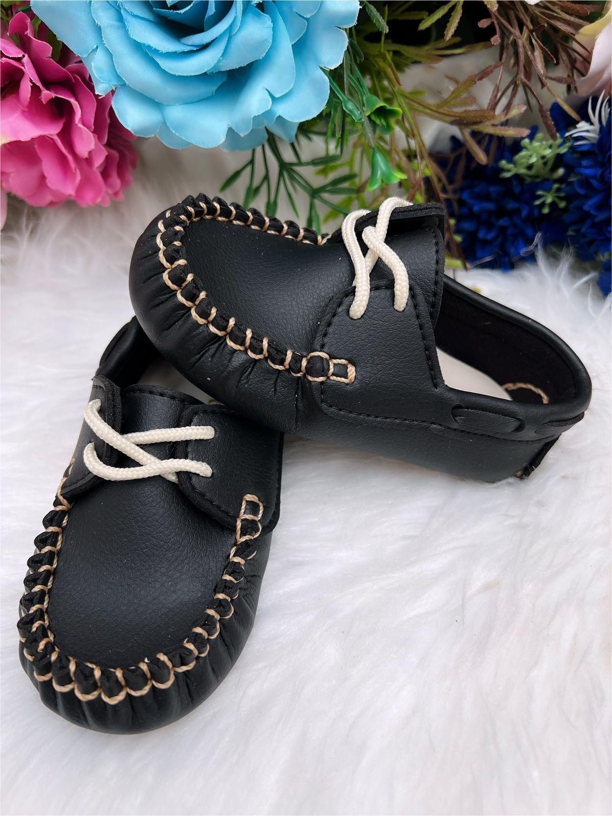 Mocassim Preto em Couro Sintético com Cadarço para Príncipes