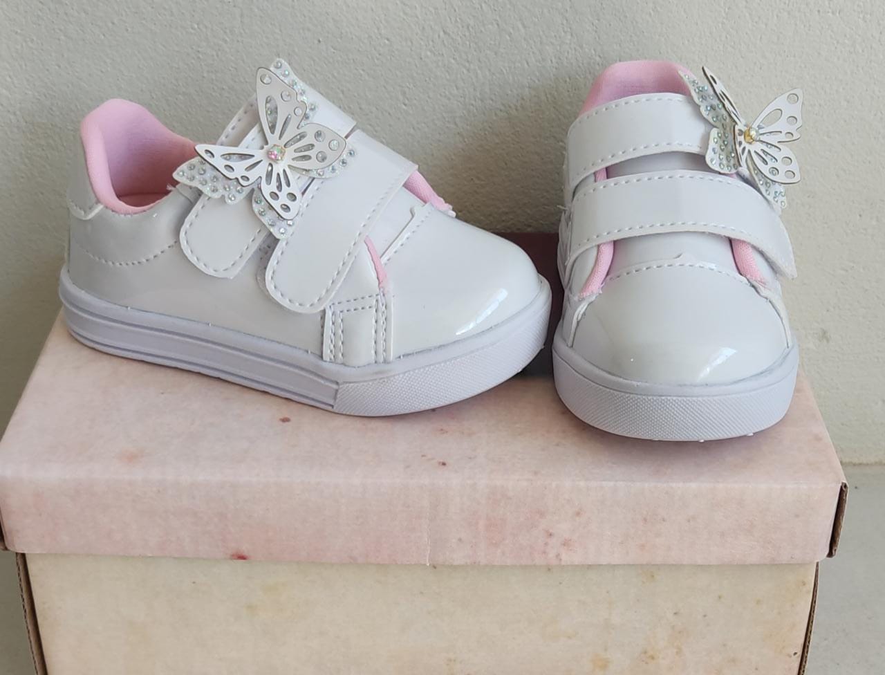 Tênis Lilás Verniz e Rosa Aplique Borboleta Velcro Meninas