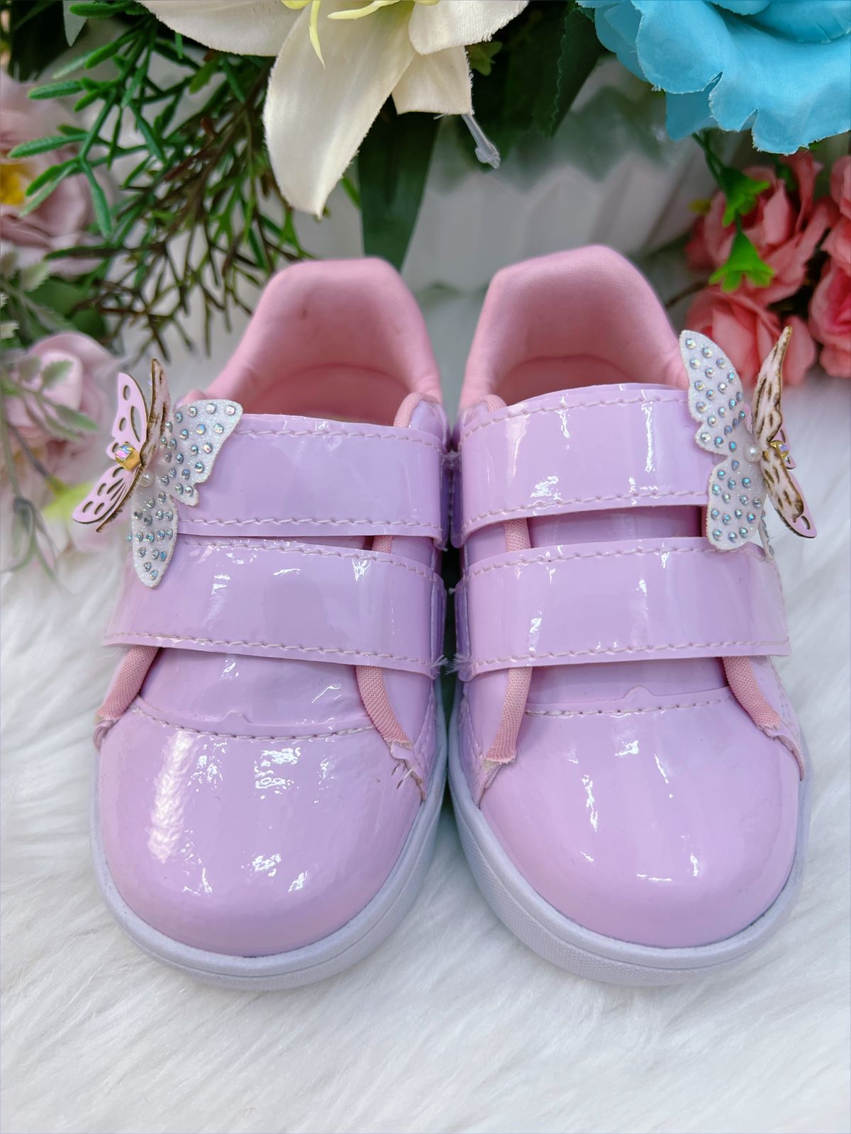Tênis Lilás Verniz e Rosa Aplique Borboleta Velcro Meninas