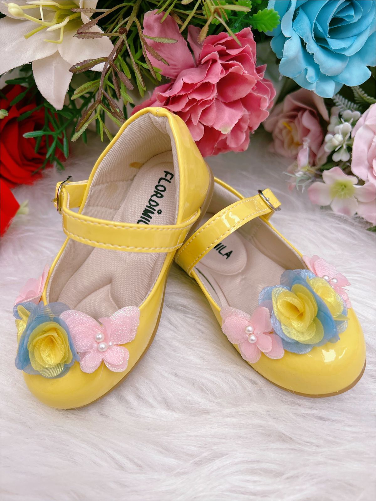 Sapatinho Infantil Amarelo Verniz com Aplique de Borboletas e Flores
