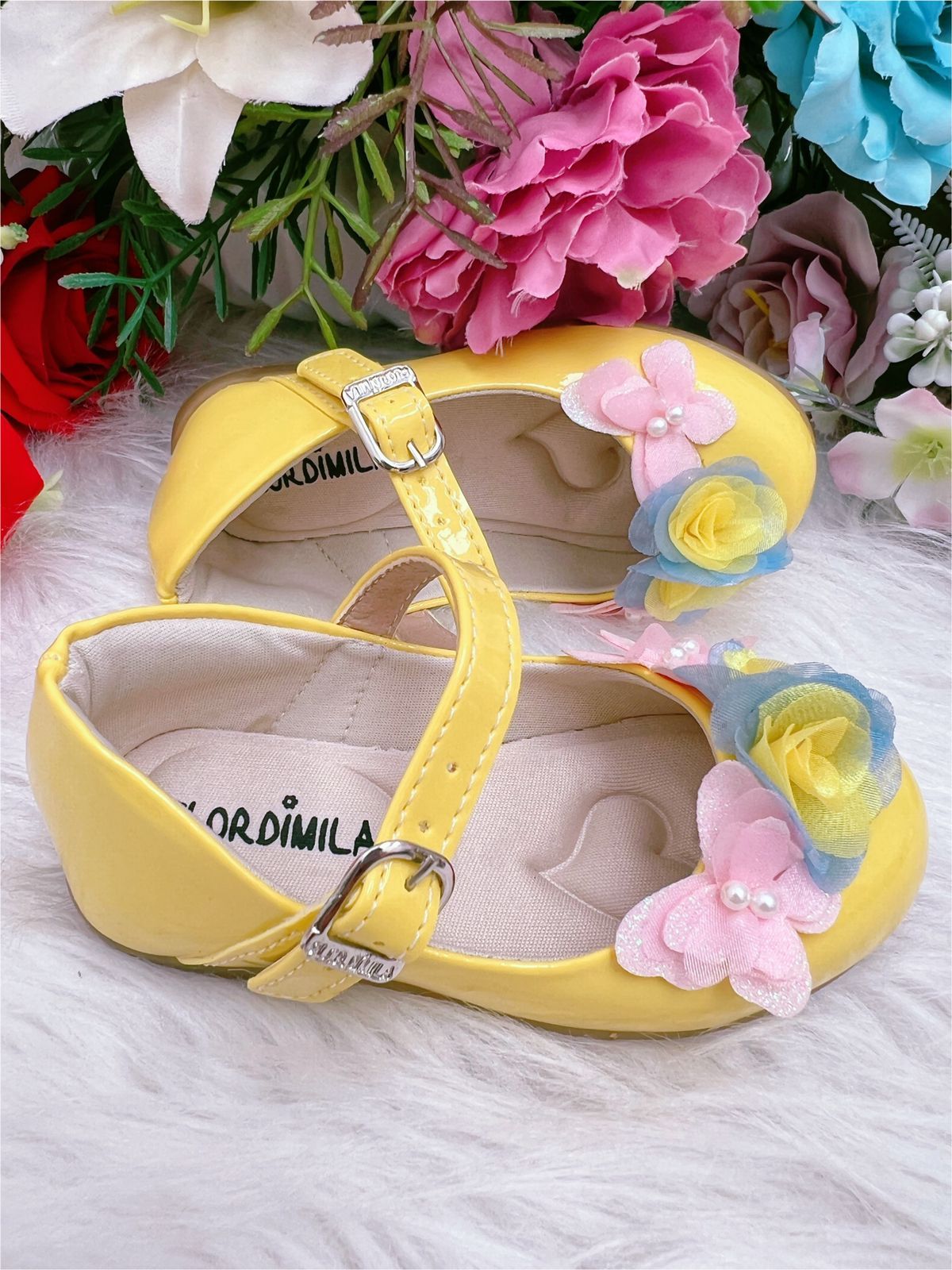 Sapatinho Infantil Amarelo Verniz com Aplique de Borboletas e Flores