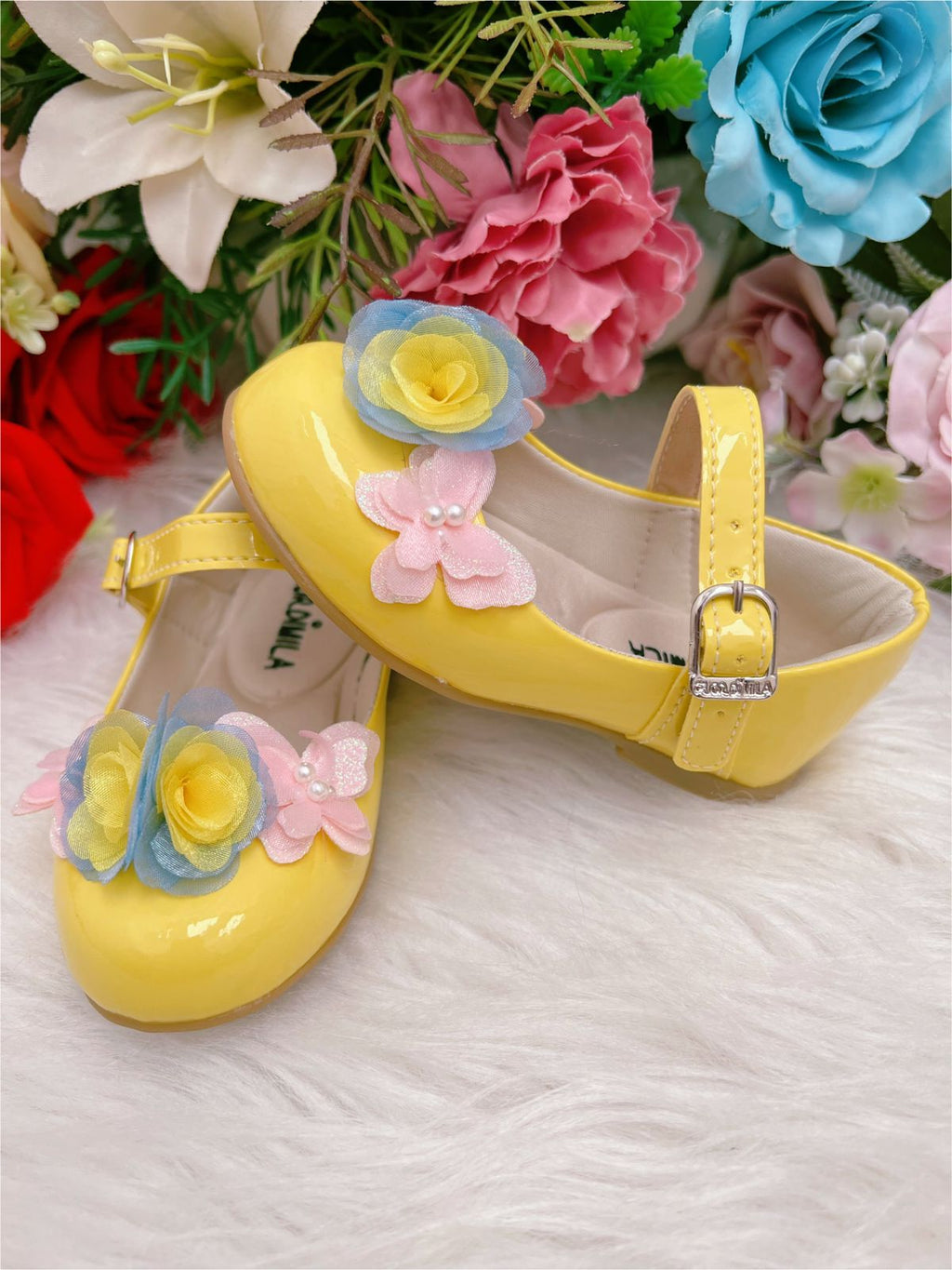 Sapatinho Infantil Amarelo Verniz com Aplique de Borboletas e Flores