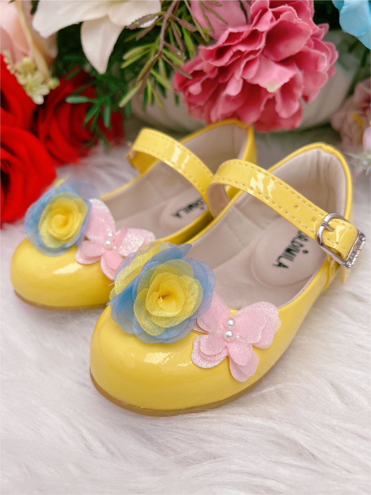 Sapatinho Infantil Amarelo Verniz com Aplique de Borboletas e Flores