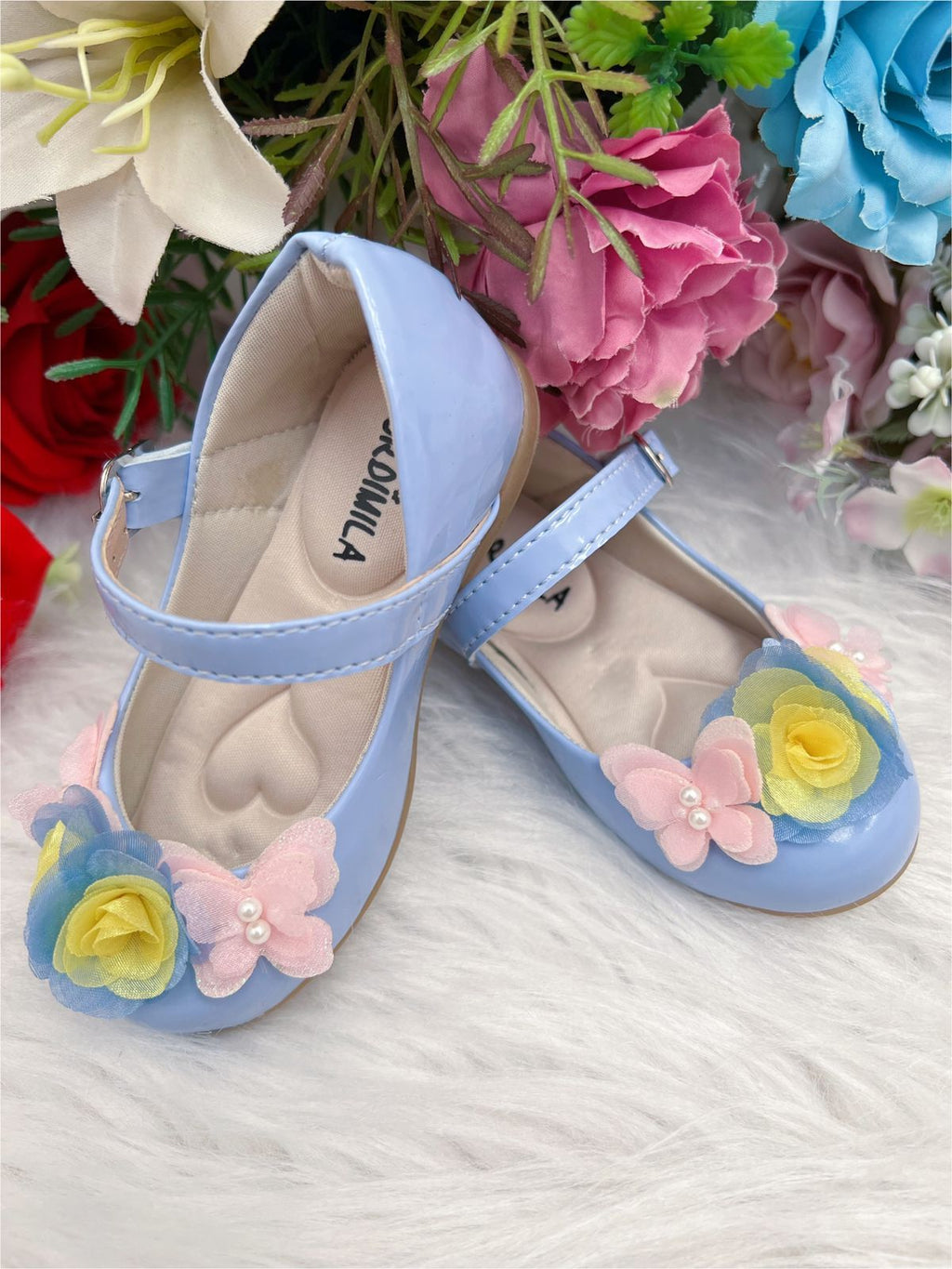 Sapatinho Infantil Azul Verniz Com Aplique de Borboletas e Flores