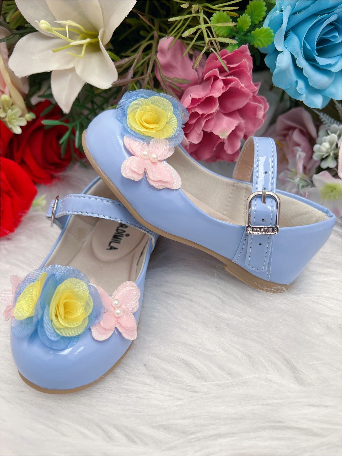 Sapatinho Infantil Azul Verniz Com Aplique de Borboletas e Flores