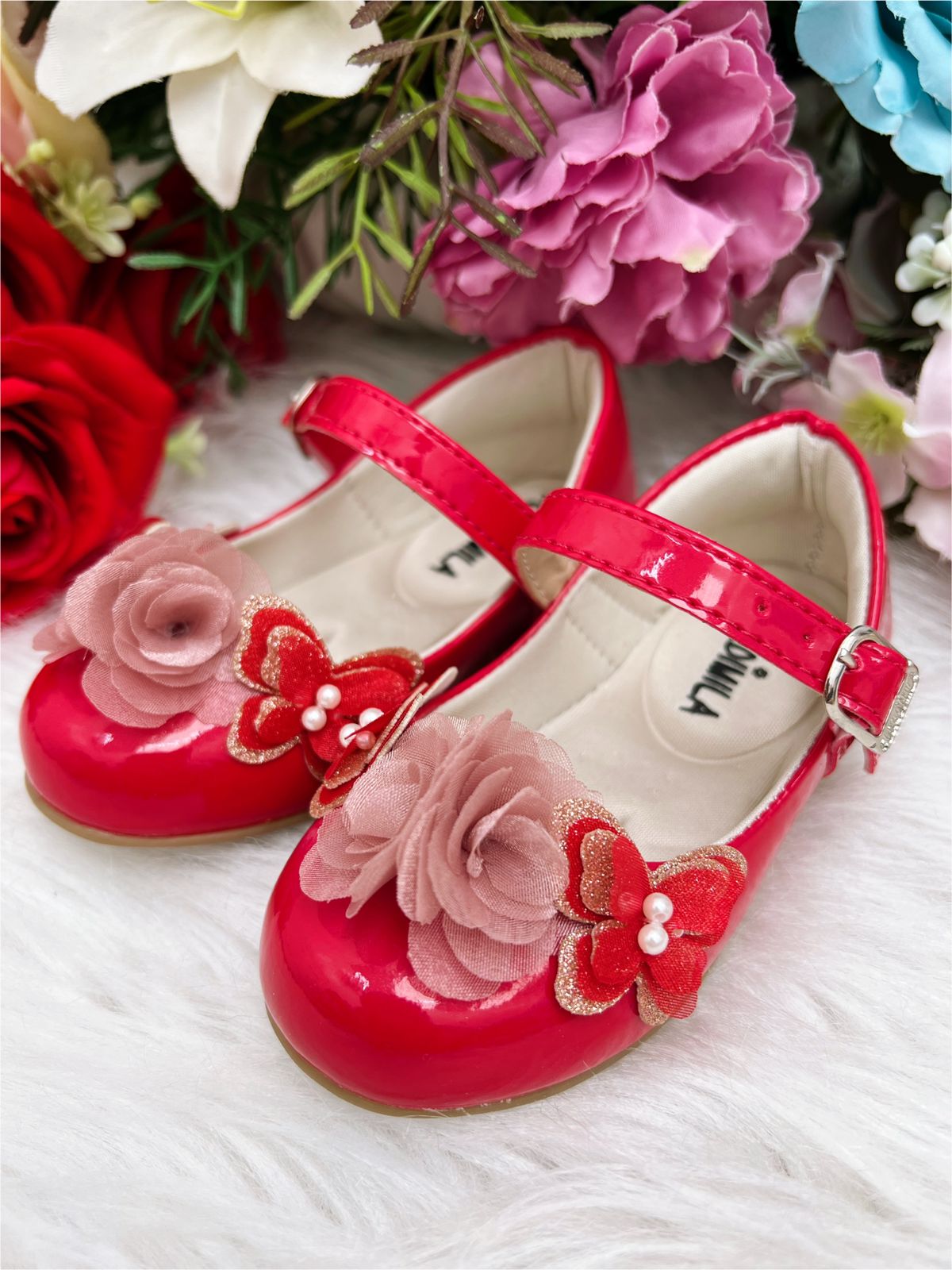 Sapatinho Infantil Verniz Vermelho com Aplique de Borboletas e Flores