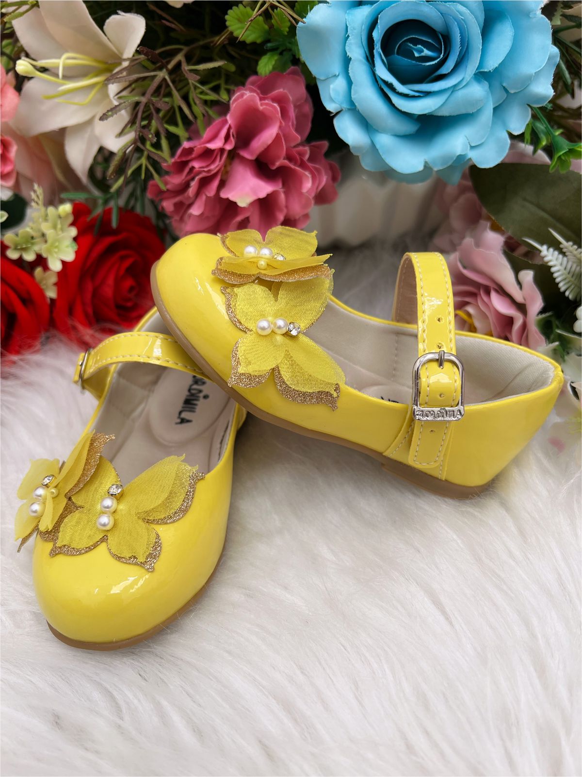 Sapatinho Infantil Amarelo Verniz com Aplique de Borboleta Glitter