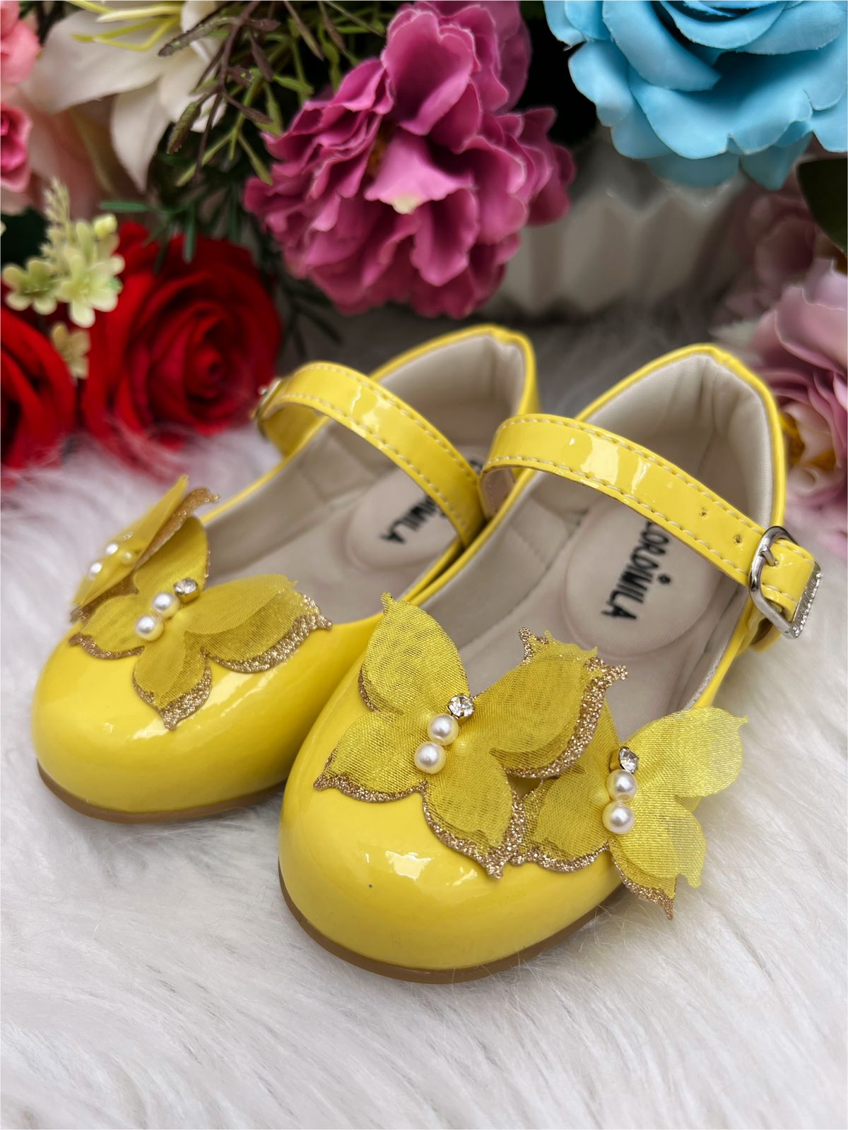 Sapatinho Infantil Amarelo Verniz com Aplique de Borboleta Glitter