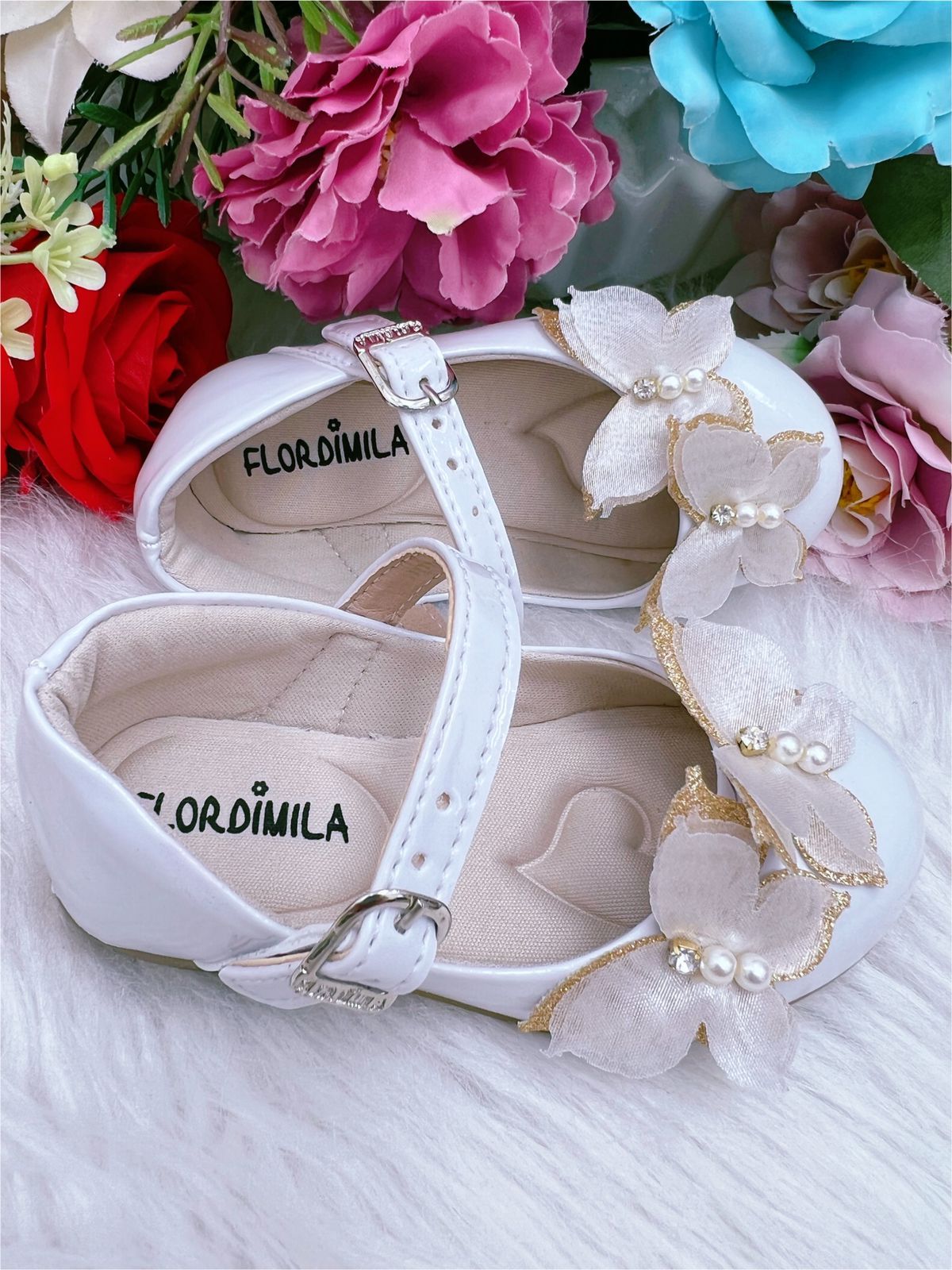 Sapatinho Infantil Branco Verniz com Aplique de Borboletas Glitter