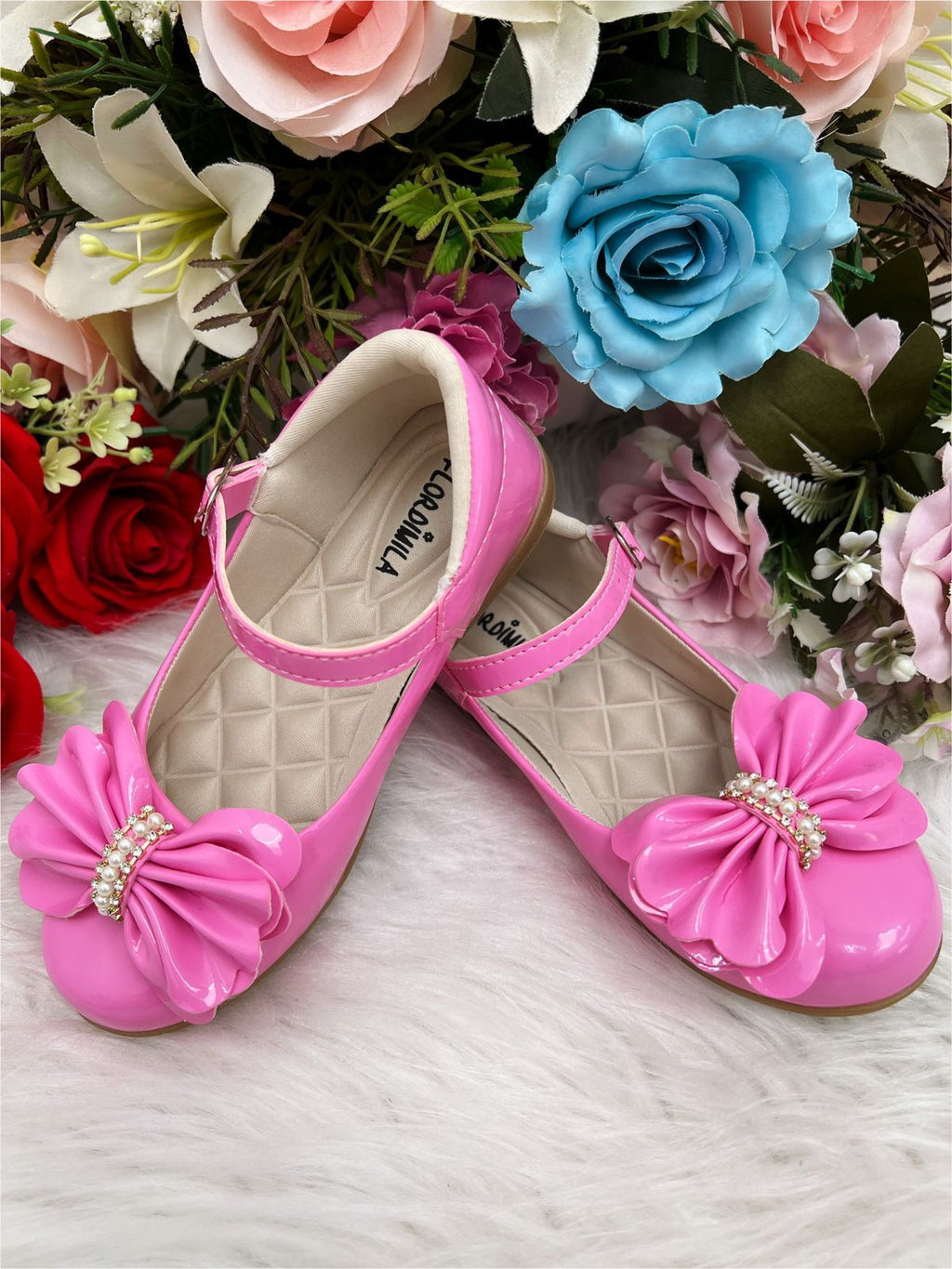 Sapatinho Infantil Verniz Rosa Chiclete com Laço, Pérolas e Strass