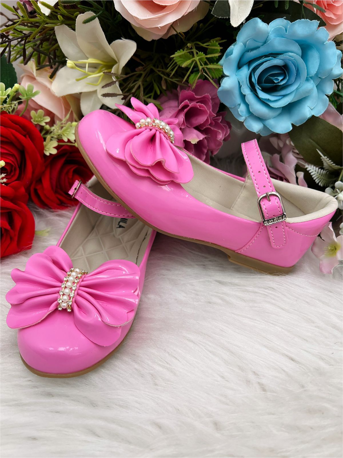 Sapatinho Infantil Verniz Rosa Chiclete com Laço, Pérolas e Strass