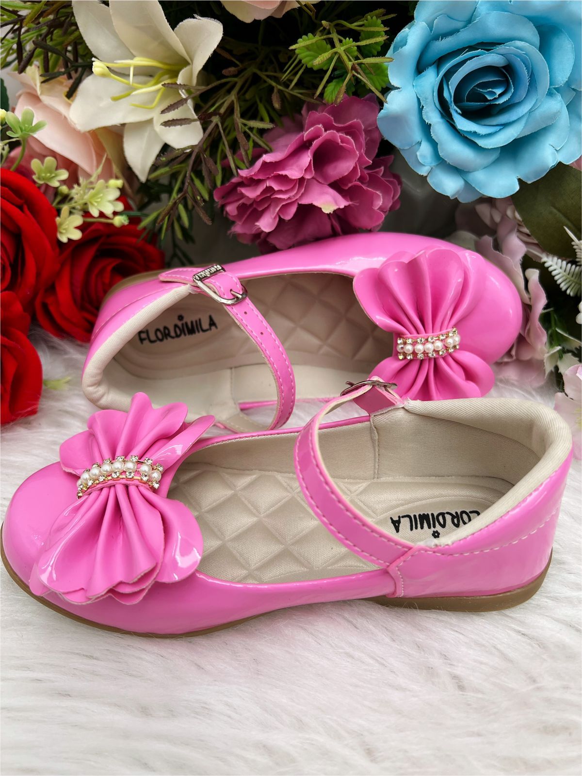 Sapatinho Infantil Verniz Rosa Chiclete com Laço, Pérolas e Strass