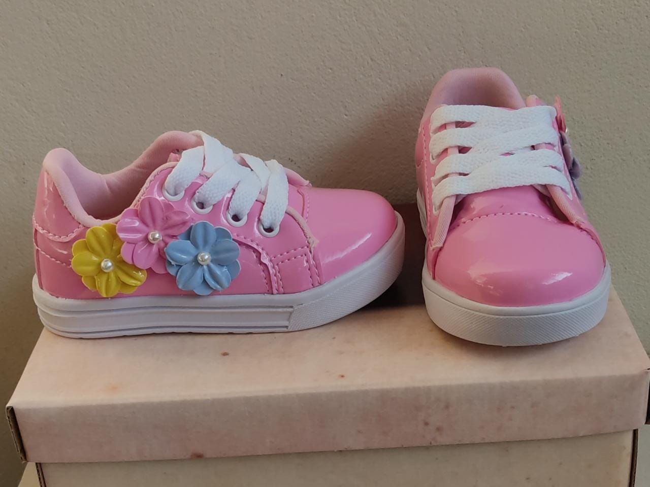 Tênis Rosa Chiclete Aplique Flores Pérolas Cadarço Meninas