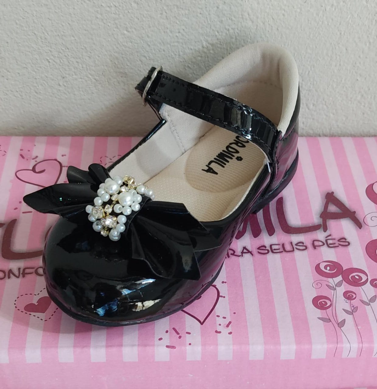 Sapatinho Infantil Preto Verniz Com Laço, Pérolas e Strass