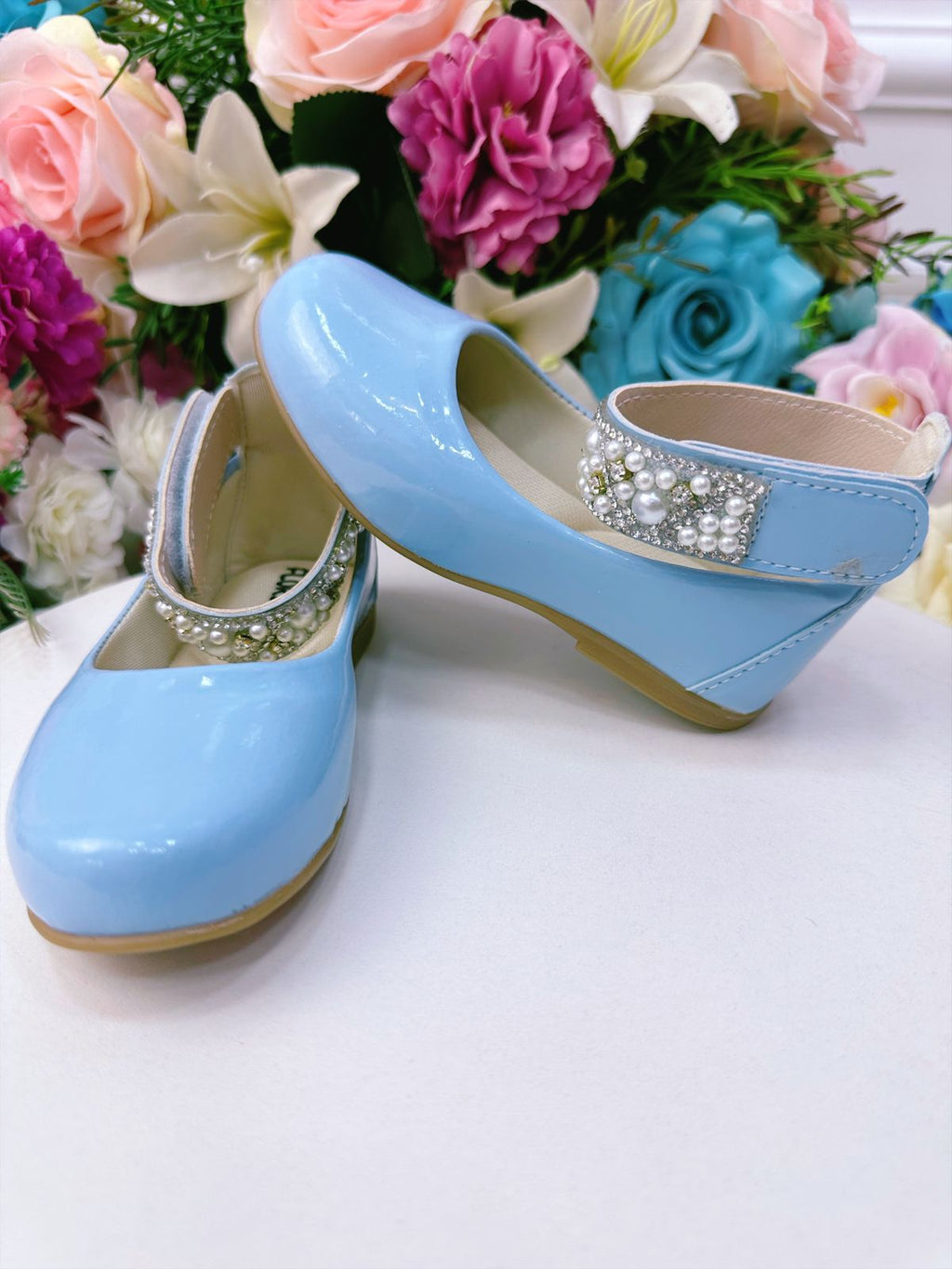 Sapatinho Infantil Azul De Verniz Com Tornozeleira E Aplique De Pérolas E Strass