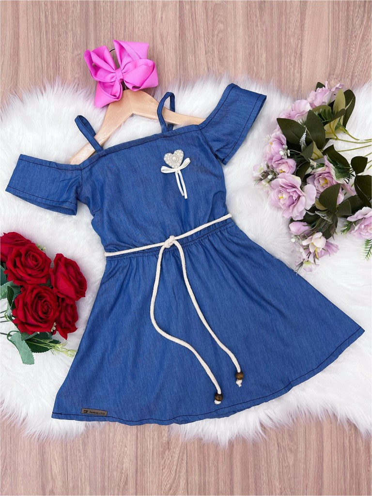 Vestido Infantil Jeans Casual com Broche de Coração e Cinto Cordão