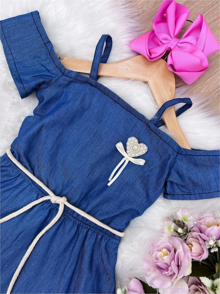 Vestido Infantil Jeans Casual com Broche de Coração e Cinto Cordão