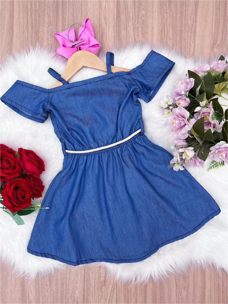Vestido Infantil Jeans Casual com Broche de Coração e Cinto Cordão