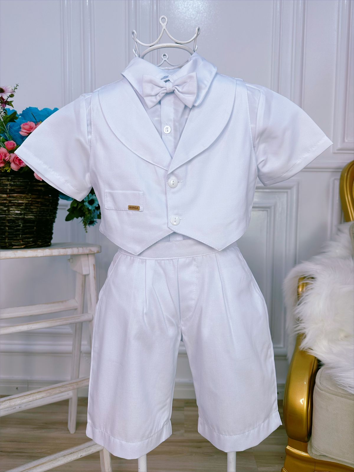 Conjunto Social Branco com Short, Camisa, Colete, Gravata e Suspensório