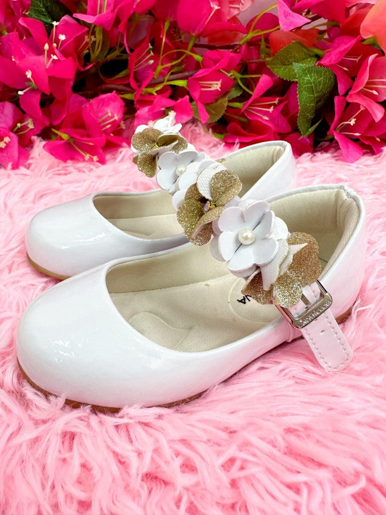 Sapatinho Infantil Branco Verniz Com Aplique de Flores e Pérolas