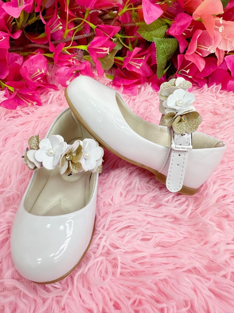 Sapatinho Infantil Branco Verniz Com Aplique de Flores e Pérolas