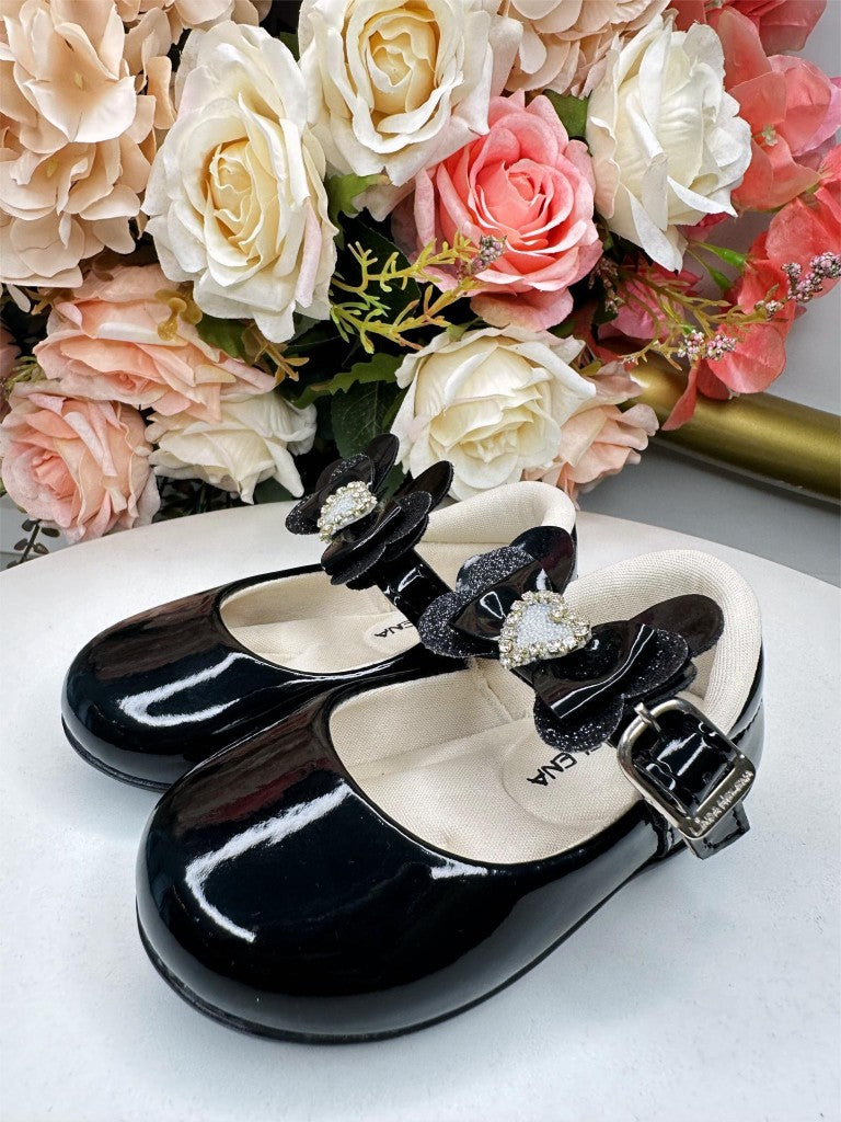 Sapatinho Preto de Verniz com Aplique de Coraçãozinho de Strass