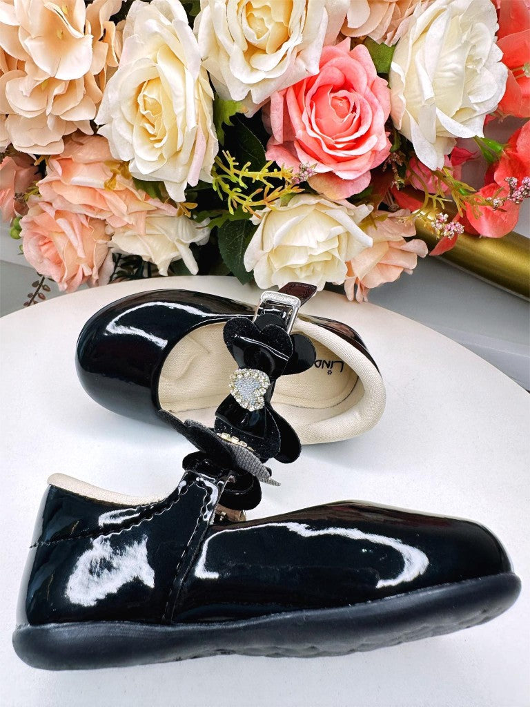 Sapatinho Preto de Verniz com Aplique de Coraçãozinho de Strass