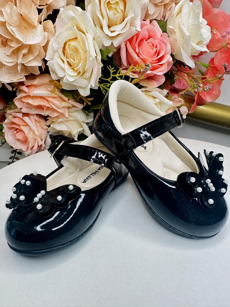 Sapatinho de Bebê Preto em Verniz com Aplique de Borboletas e Pérolas