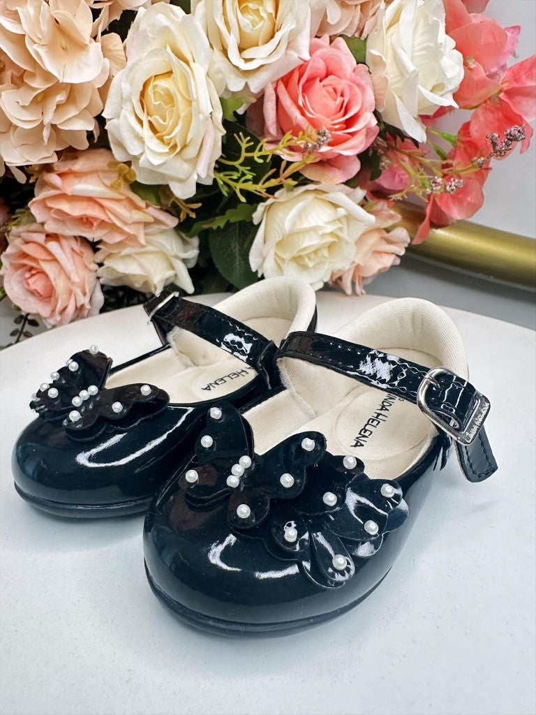 Sapatinho de Bebê Preto em Verniz com Aplique de Borboletas e Pérolas
