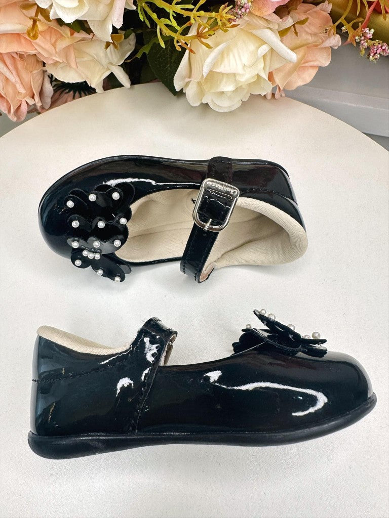 Sapatinho de Bebê Preto em Verniz com Aplique de Borboletas e Pérolas