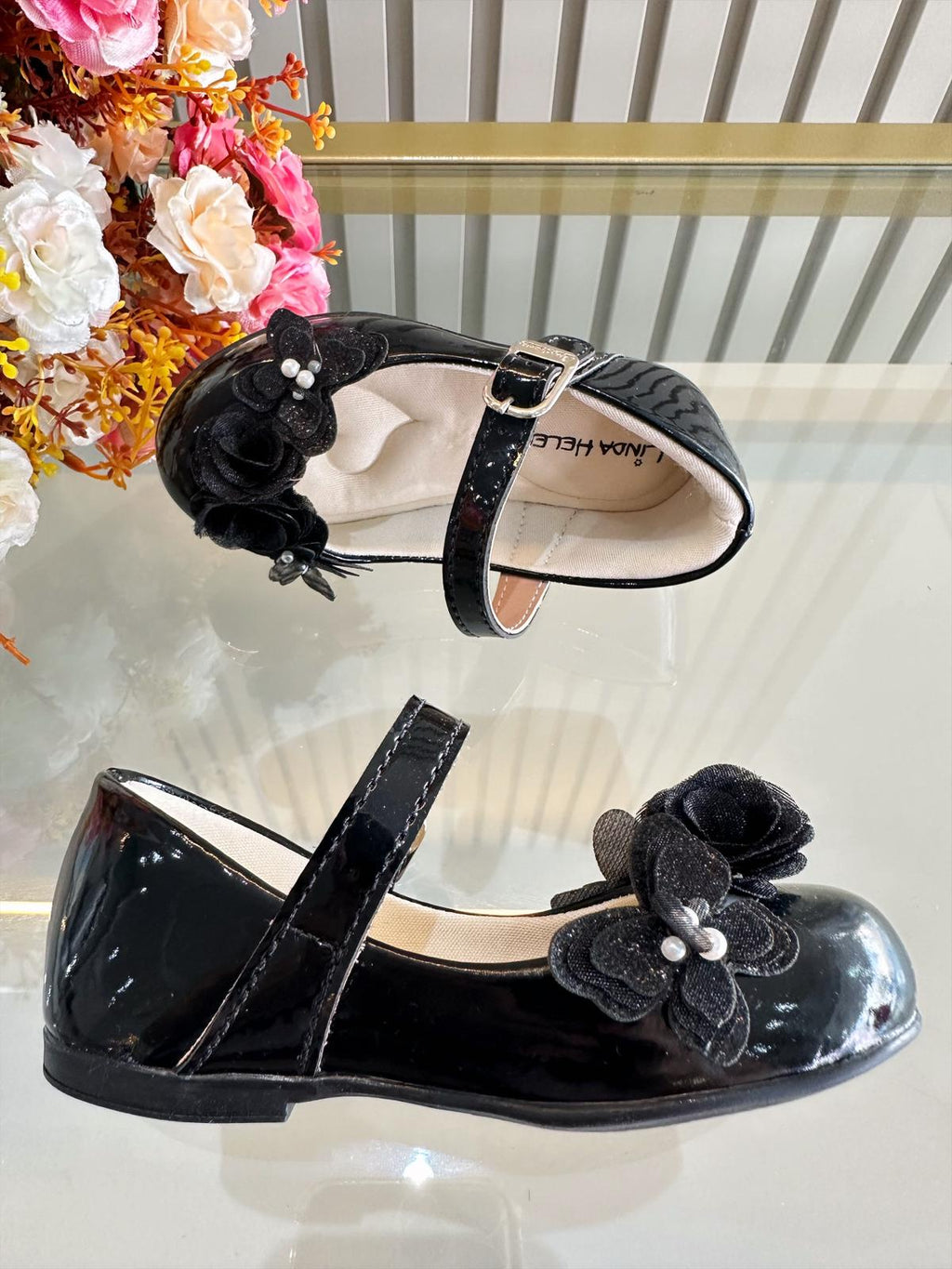 Sapatinho Infantil Verniz Preto com Aplique de Borboletas e Flores