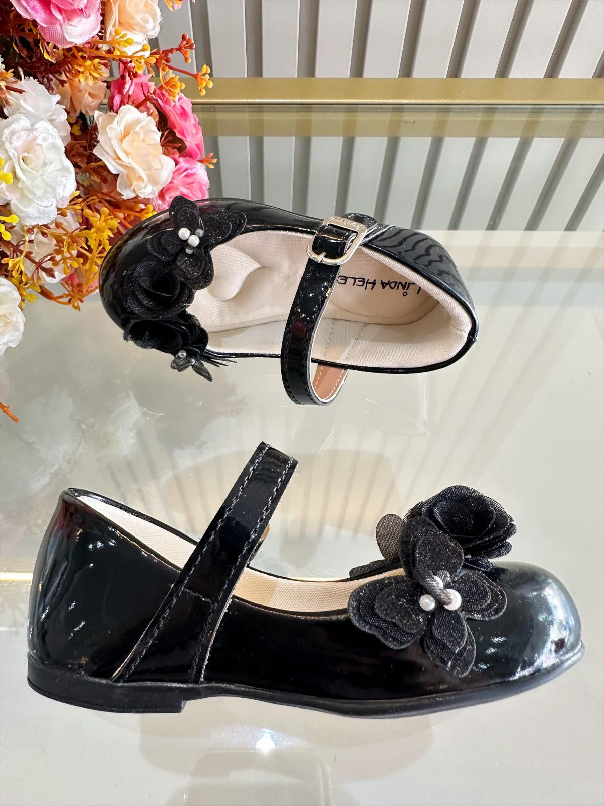 Sapatinho Infantil Verniz Preto com Aplique de Borboletas e Flores