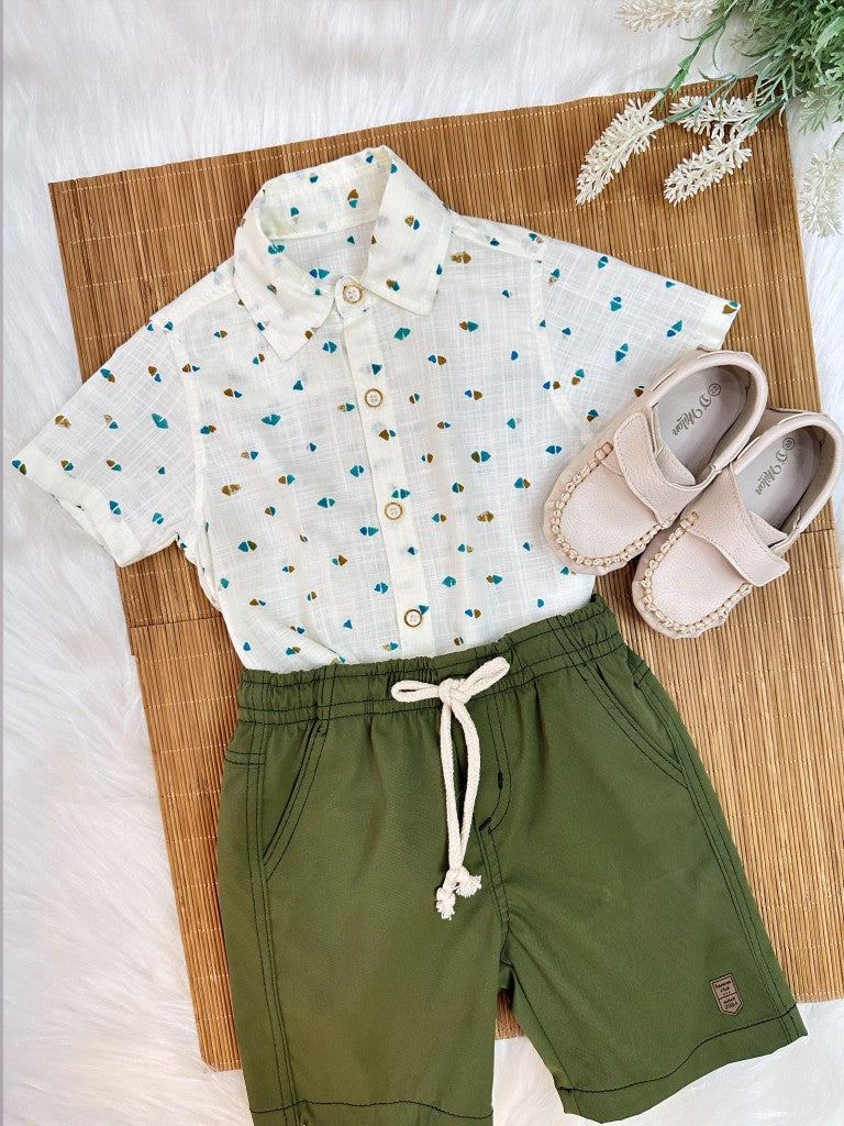 Conjunto Infantil Camisa Marfim e Bermuda Verde Musgo de Cordão