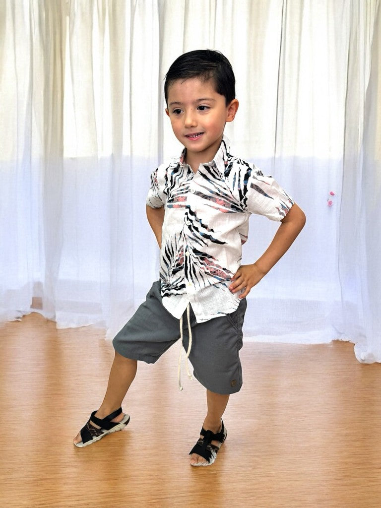 Conjunto Infantil Camisa Branca Estampada e Bermuda Cinza com Cordão