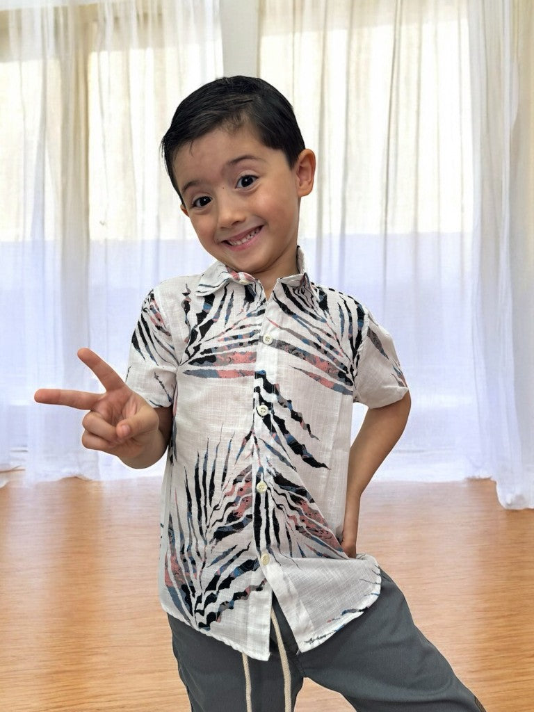 Conjunto Infantil Camisa Branca Estampada e Bermuda Cinza com Cordão