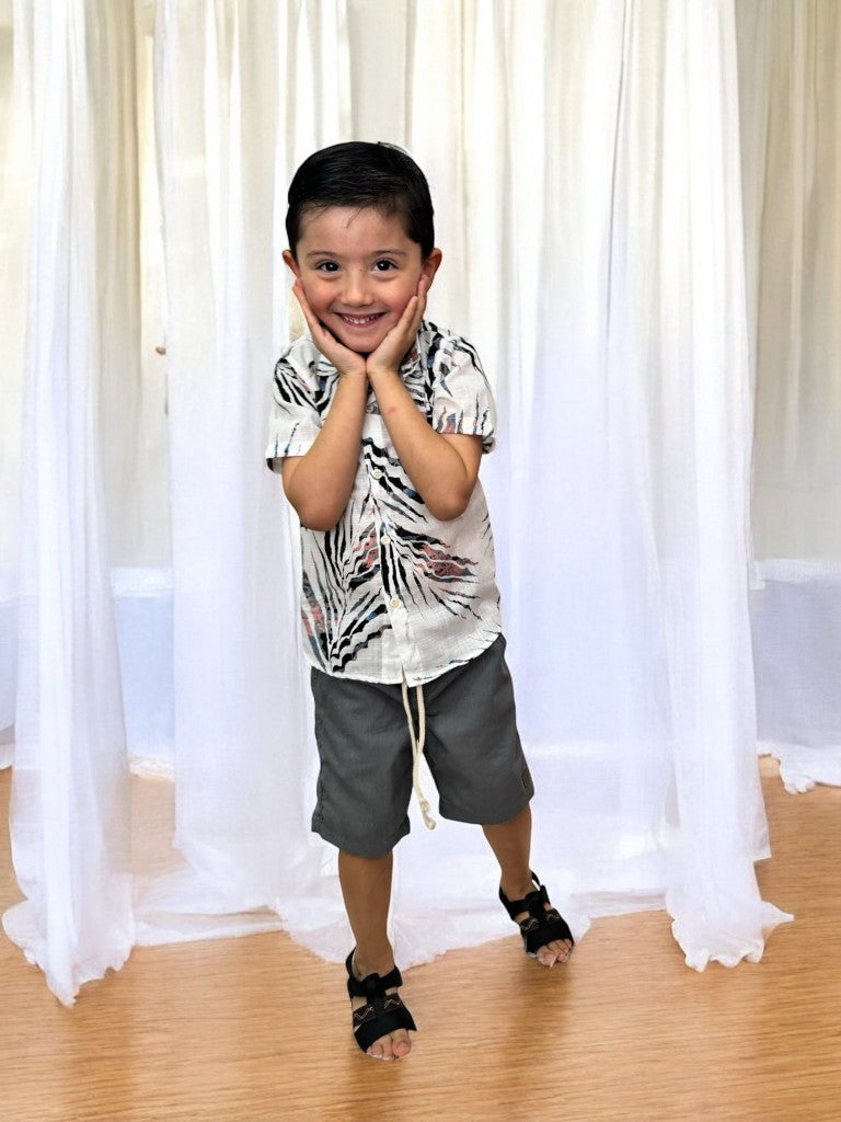 Conjunto Infantil Camisa Branca Estampada e Bermuda Cinza com Cordão