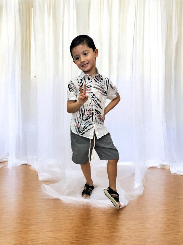 Conjunto Infantil Camisa Branca Estampada e Bermuda Cinza com Cordão