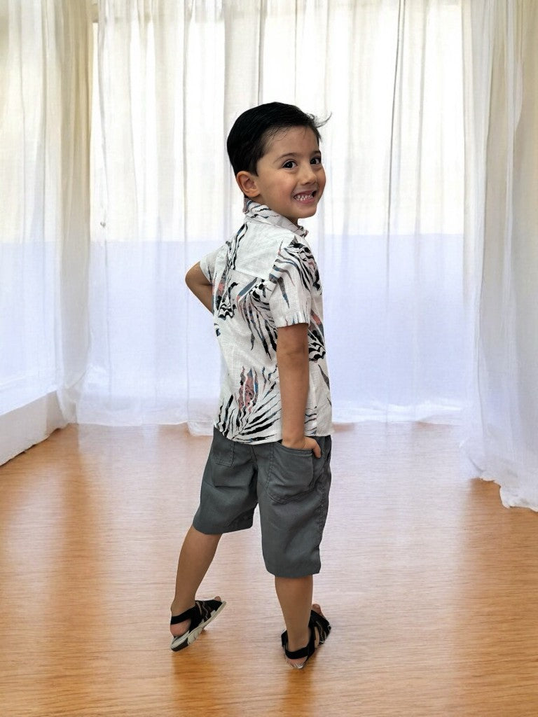 Conjunto Infantil Camisa Branca Estampada e Bermuda Cinza com Cordão