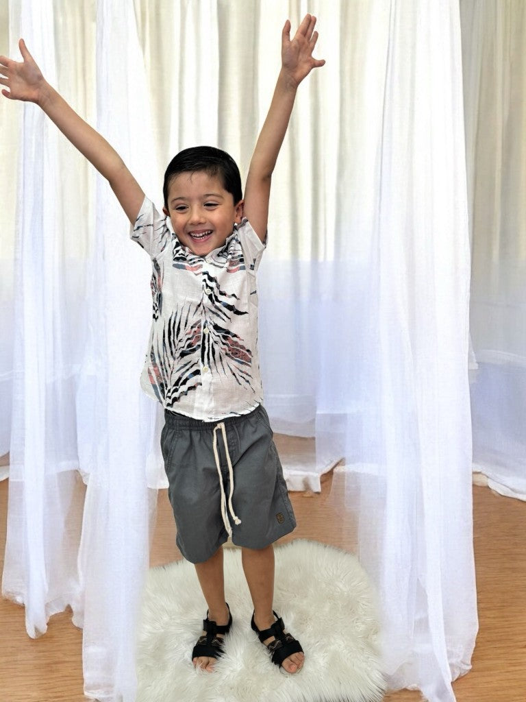 Conjunto Infantil Camisa Branca Estampada e Bermuda Cinza com Cordão