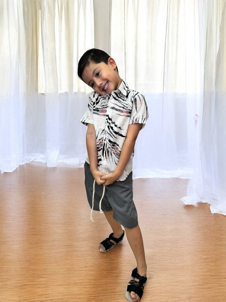 Conjunto Infantil Camisa Branca Estampada e Bermuda Cinza com Cordão