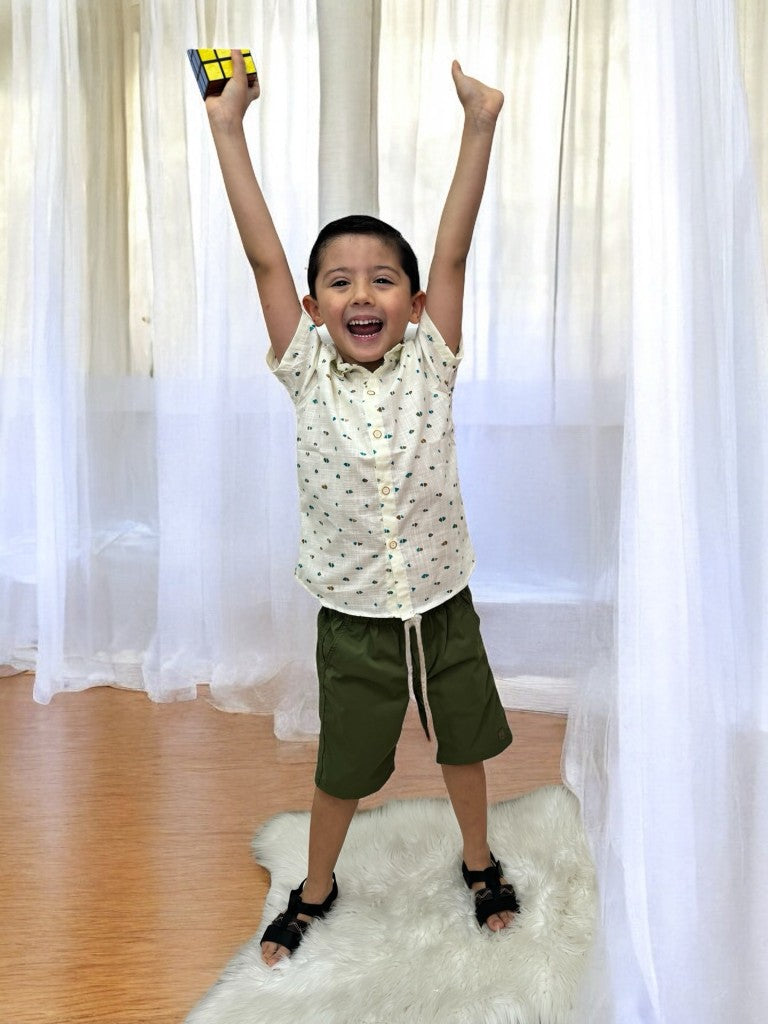Conjunto Infantil Camisa Marfim e Bermuda Verde Musgo de Cordão