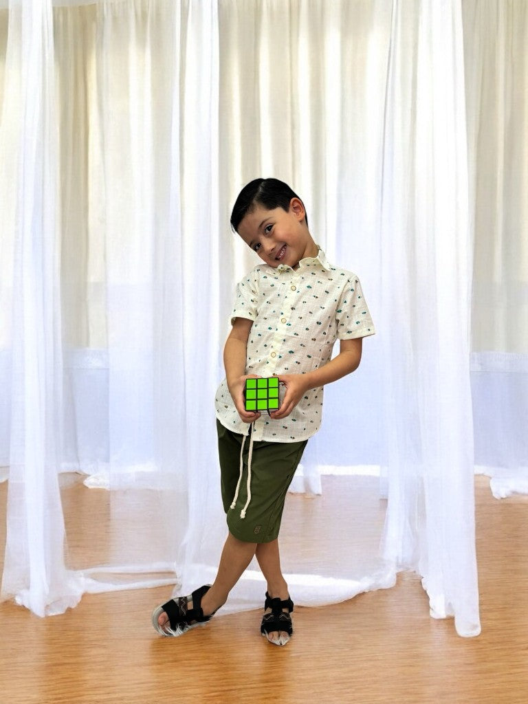 Conjunto Infantil Camisa Marfim e Bermuda Verde Musgo de Cordão