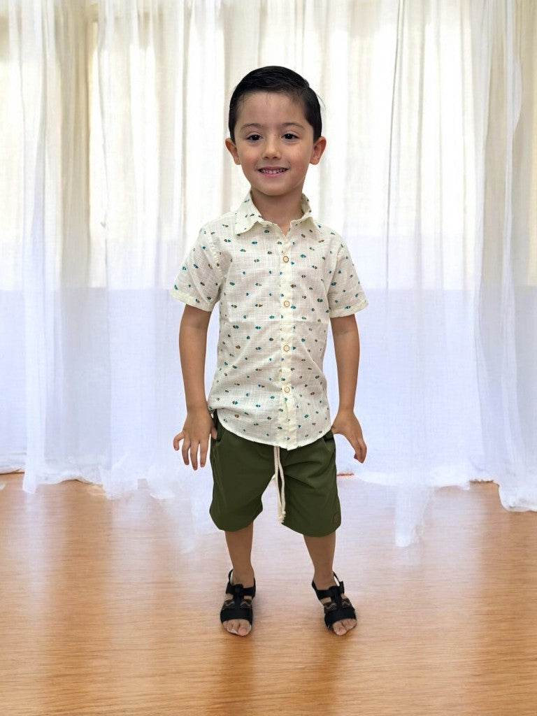 Conjunto Infantil Camisa Marfim e Bermuda Verde Musgo de Cordão